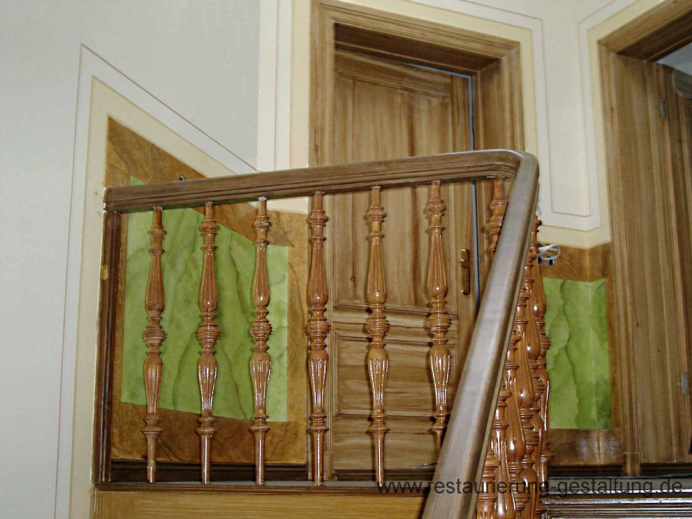 Das Bild zeigt das Dachgeschoß im Altbau – Treppenhaus Gneisenaustraße 99. Norbert Schimpf hat die Traljen und die Türen im Dachgesch0ß mit einer Holzimitation bemalt. Die Holzmalerei findet sich auf allen Holzbauteilen wieder. Die in Kassetten angelegte zweifarbige Marmorimitation zieht sich durch das gesamte Treppenhaus. Eine Marmormalerei ist besonders robust gegen Verdeckung und Schläge. Auch ist die Marmorierung besonders leicht ausbesserbar. Als Malermeister und Restaurator für Malerei und Farbtechnik hat Norbert Schimpf sich einen Namen in der Restaurierung und Rekonstruktion von Treppenhäusern im Altbau gemacht. Der Innungsbetrieb führt ach alle zu Treppenhaus gehörenden Malerarbeiten aus.